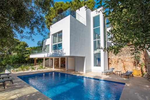 Contemporary villa on the prestigious Cap d& 039 Antibes

This modern home offers clean li