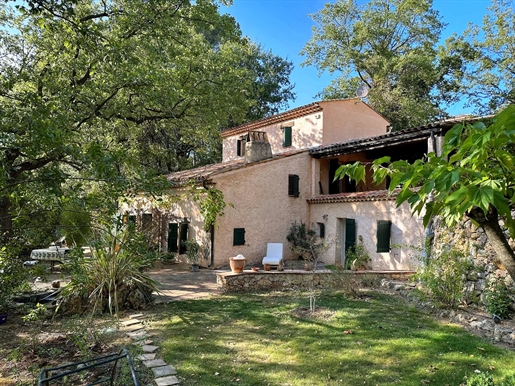 In Lorgues, nestled away on landscaped grounds of 4500m2, superb Provencal Bastide!

This