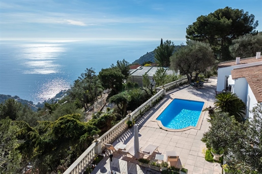Nestled in the heights of Eze, this Neo-Provencal villa of 210 m2 is situated on a plot of nearly 20