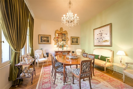 Grand town center apartment with terrace

In a high-end residence, luxurious 200m2 apartme