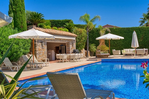Perfectly situated in the middle of the Gulf of Saint Tropez, in a peaceful, gated estate, this magn