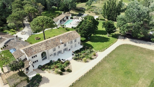 Ancien prieuré du Château de Barbegal, entièrement rénové en 2013 avec goût et raffinement