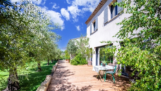 Close to the village centre of Maussane and Paradou, this most attractive house, built in the Proven