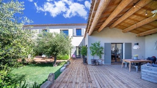 Close to the village centre of Maussane and Paradou, this most attractive house, built in the Proven