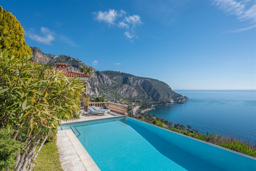 Lovely 222 m2 villa stands on a delightfully landscaped and enclosed plot of 1548 m2 boasting panora