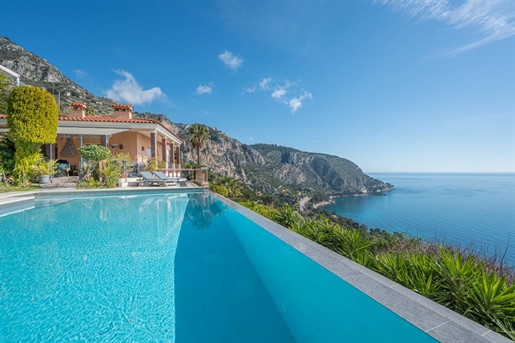 Mooie villa van 222 m2 staat op een prachtig aangelegd en omheind perceel van 1548 m2 met panora