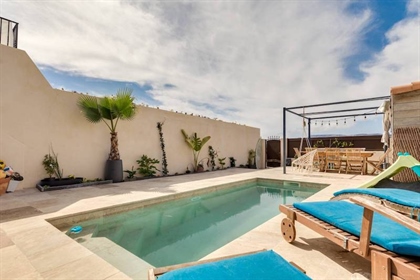 Cassis villa située sur un terrain de 236 m2 avec piscine, dans résidence sécurisée, parking privé 