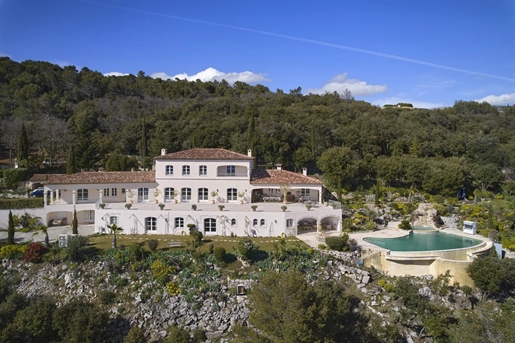 Discover this majestic property offering an exceptional location, with breathtaking views of the sea