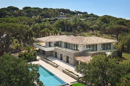 Objavte túto nádhernú luxusnú nehnuteľnosť zasadenú do blízkosti pôvabnej dedinky Saint-Tropez a