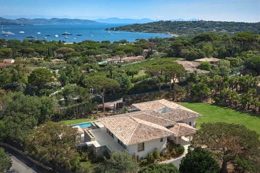 Discover this magnificent luxury property nestled close to the charming village of Saint-Tropez and