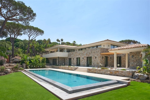 Discover this magnificent luxury property nestled close to the charming village of Saint-Tropez and