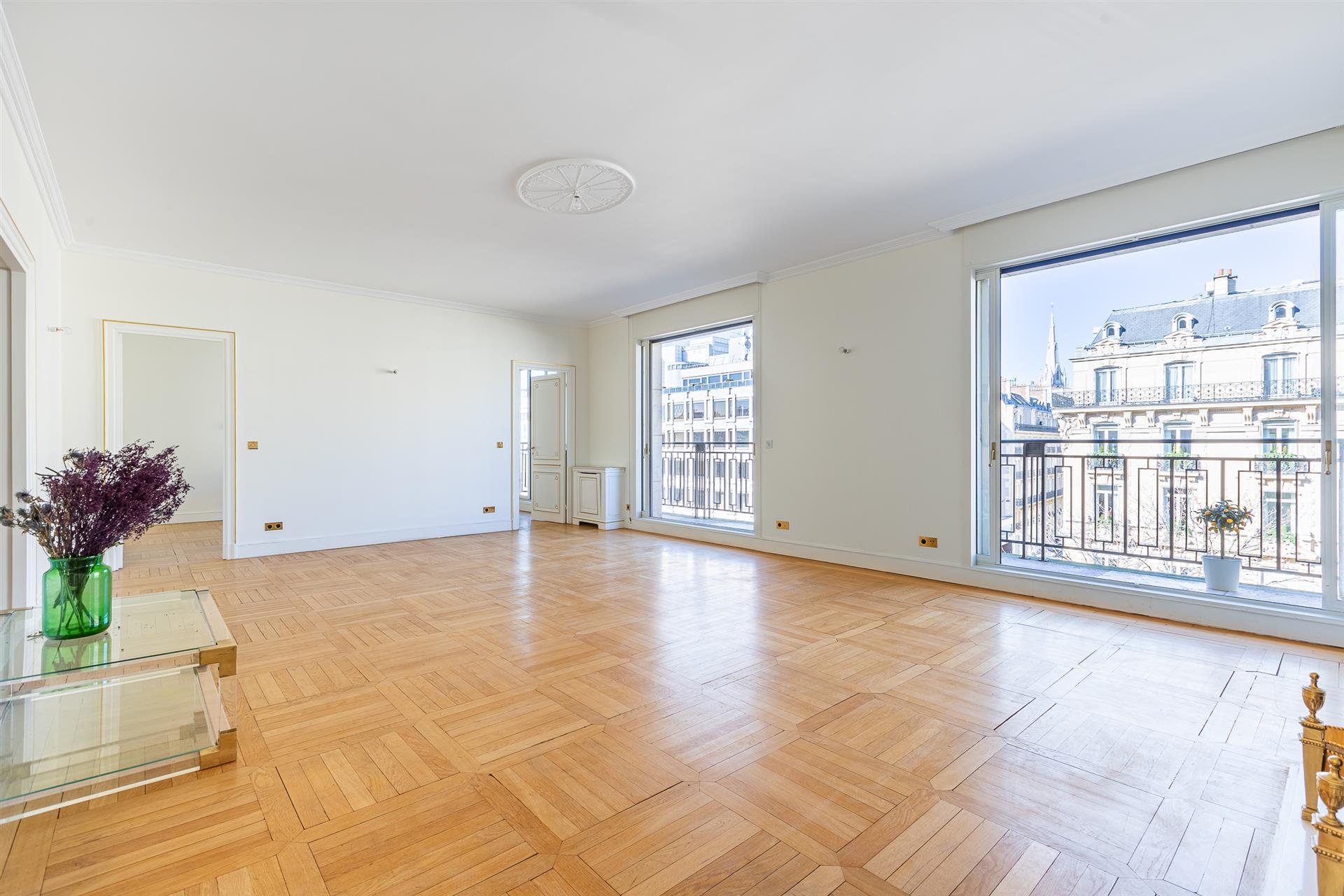 Purchase: Apartment (75008)
