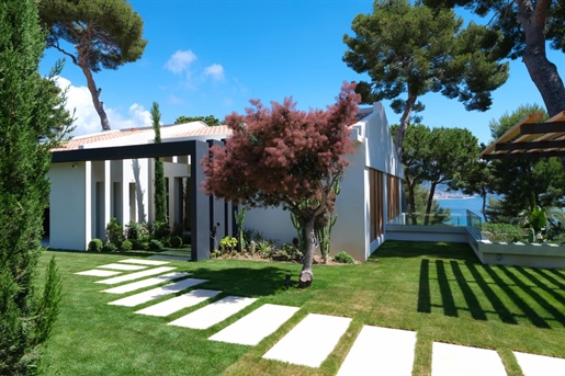 In the prestigious Cap Martin, renovated Californian villa with beautiful sea and mountain views. 