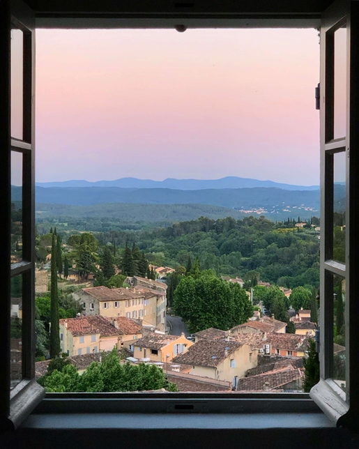 Refuge idyllique, au cœur de ce village provençal primé.

Ce tout à fait uniqu