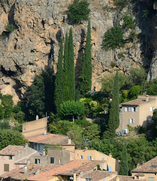 Idyllisches Refugium im Herzen dieses preisgekrönten Dorfes in der Provence.

Diese völlig einzigar