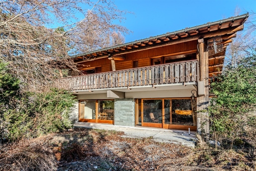 Een zeer groot chalet uit 1960 en 039 dat aan totale renovatie toe is. 

Gelegen in een appartement