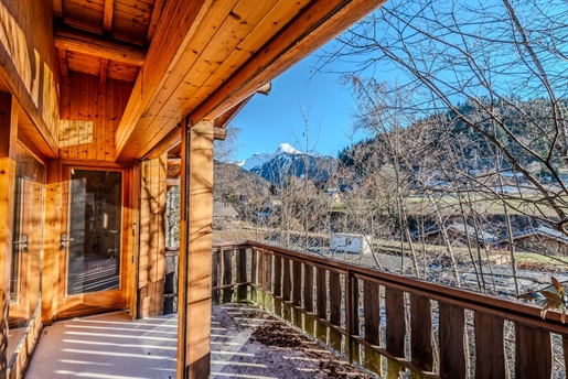 Een zeer groot chalet uit 1960 en 039 dat aan totale renovatie toe is. 

Gelegen in een appartement