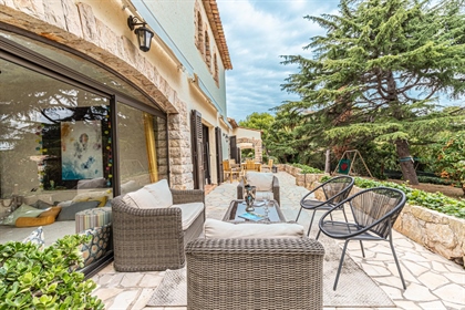 Cap d& 039 Antibes: Charming property located 3 minutes far from Garoupe beach enjoying a lovely sea
