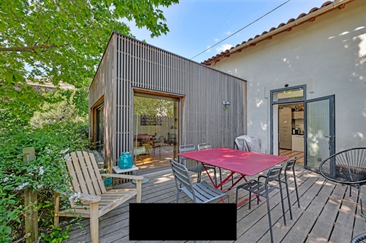Located in the heart of the popular Croix de Fer district in Nimes, this magnificent house from the
