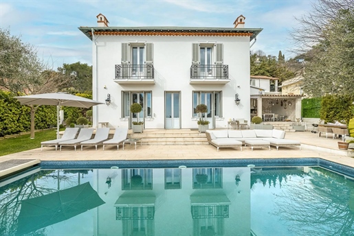 This charming, beautifully renovated property of 250 m2 offers high-end finishes and a picturesque v
