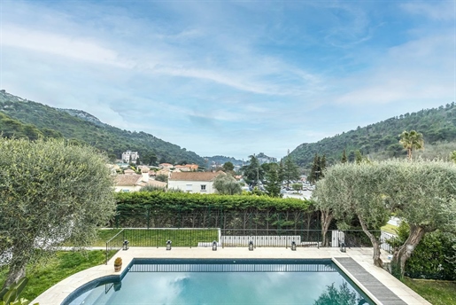 This charming, beautifully renovated property of 250 m2 offers high-end finishes and a picturesque v