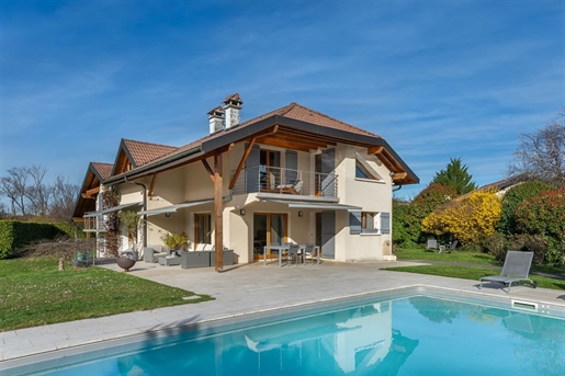 A magnificent 230 m2 architect-designed villa by Fabrice David.

Set in 1069 m2 of landsca
