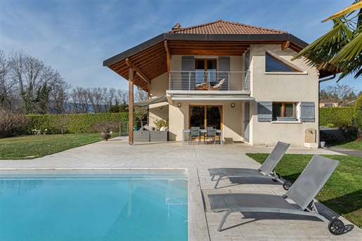 A magnificent 230 m2 architect-designed villa by Fabrice David.

Set in 1069 m2 of landsca