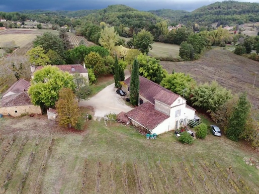 In the heart of the Lot valley, well exposed real estate complex, composed of a wine property in Org