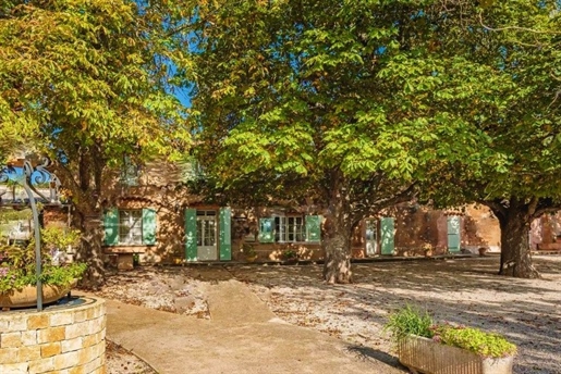 220 ha estate in lush countryside with 19th century farmhouse and several outbuildings.

1