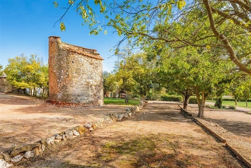 220 ha estate in lush countryside with 19th century farmhouse and several outbuildings.

1