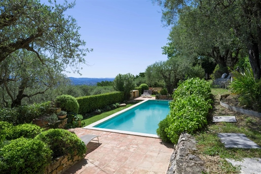 Peacefully nestled top hill in Cannes Countryside this charming Provencal-style villa benefits from