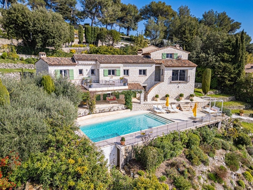 Situated in a dominant position, with superb views over the old town of Vence, the village of Saint-