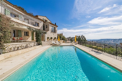 Situated in a dominant position, with superb views over the old town of Vence, the village of Saint-