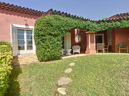 Villa à vendre sur le golf de Sainte Maxime, cette ravissante maison de style provençal avec piscin