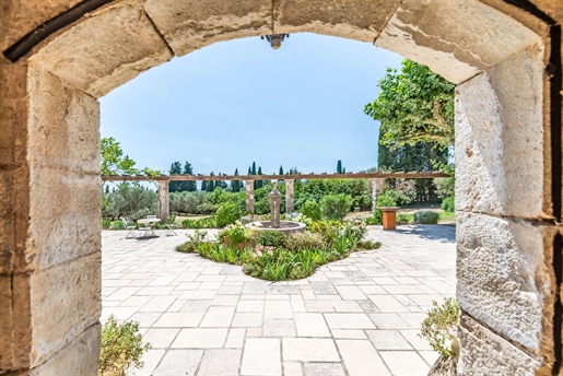 This magnificent 18th century bastide is located in Saint Mathieu, one of the most sought after resi