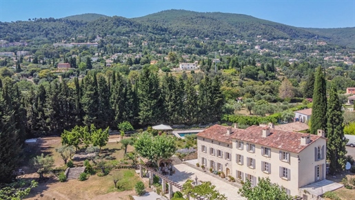 This magnificent 18th century bastide is located in Saint Mathieu, one of the most sought after resi