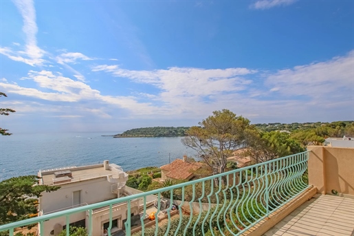 This charming Provencal villa is ideally located in Cap d& 039 Antibes. It dominates the Bay of La G