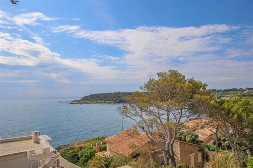 This charming Provencal villa is ideally located in Cap d& 039 Antibes. It dominates the Bay of La G