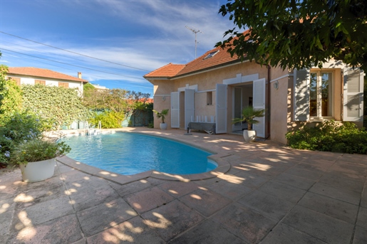 Cap d& 039 Antibes: Charming villa in Cap d& 039 Antibes within walking distance of the beaches of A