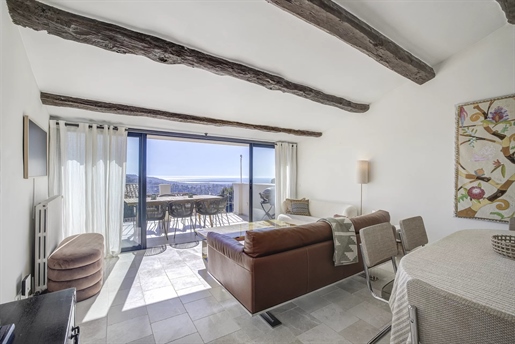Beautiful village house, completely renovated over 4 levels, with dream panoramic sea views.
