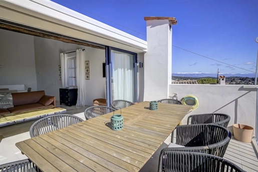 Beautiful village house, completely renovated over 4 levels, with dream panoramic sea views.
