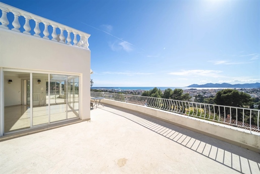 In the heart of the most sought-after area of Cannes with an easy access to the Croisette Bvd and th