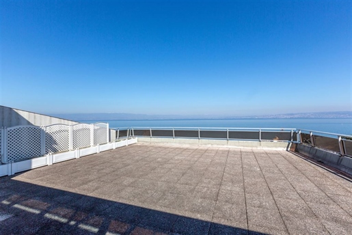 In a beautiful residence near the port of Evian, Apartment with lake view of 122 m2. 

The