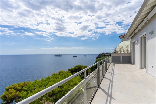 Roquebrune Cap Martin, magnificent seafront penthouse with 118 m2 of living space and a mezzanine wi