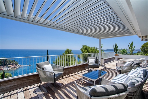 Majestueuze duplex met zeezicht te koop in Toulon.

Op de bovenste verdieping van een luxe resident