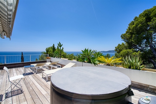 Majestueuze duplex met zeezicht te koop in Toulon.

Op de bovenste verdieping van een luxe resident