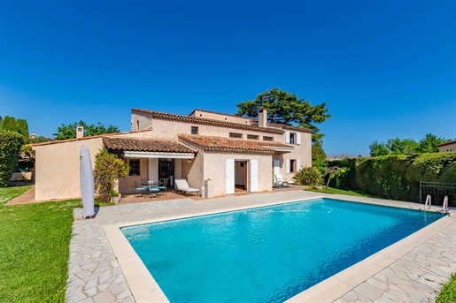 This 4 bedroom Provencal villa is a real gem with its beautiful volumes and spacious layout. 
