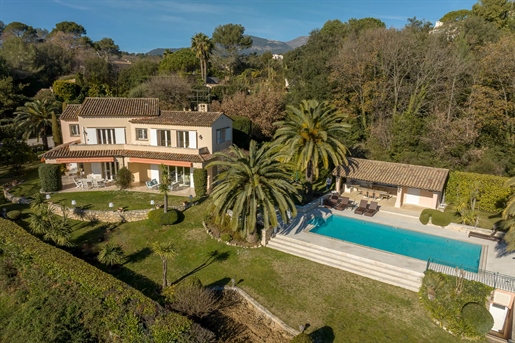 Located in a sought-after residential area, this charming Provencal home has been recently renovated