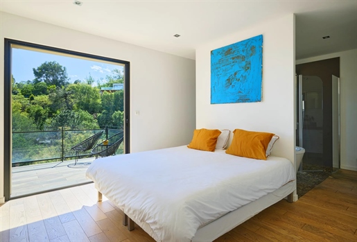 Eingebettet in ein grünes 1175 m2 großes Grundstück, diese Villa mit 3 Schlafzimmern Meerblick von 