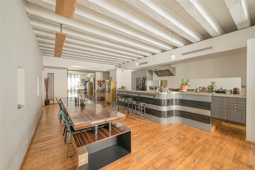 Coveted residential neighbourhood, Marseille 7th - this fully-renovated duplex loft or open space ap